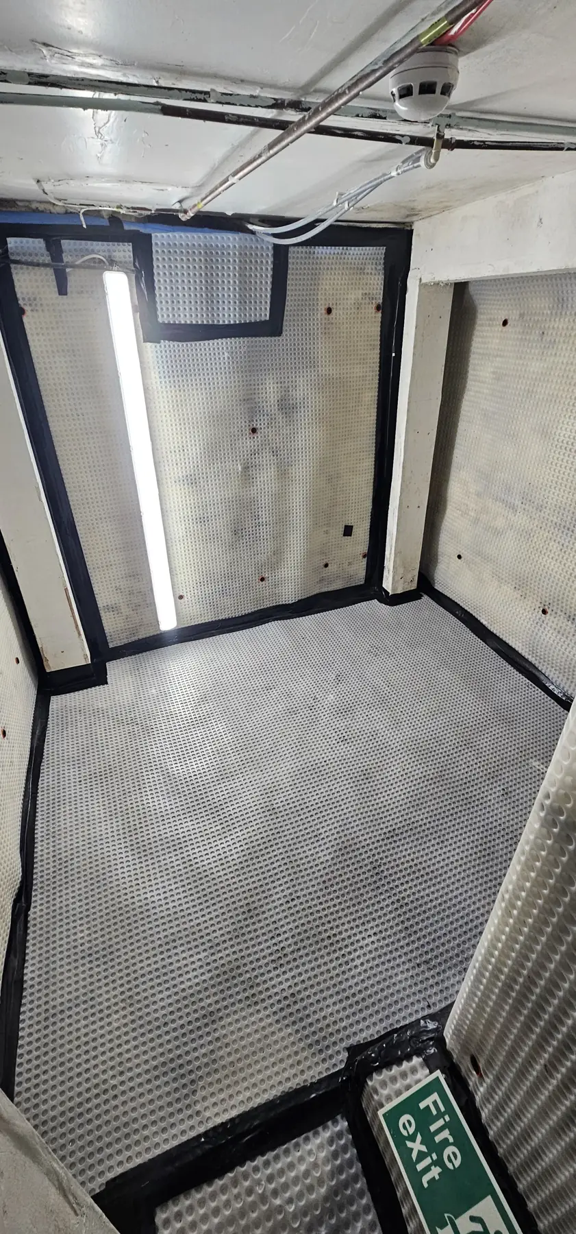 Cavity drain membrane being fixed to the cellar walls